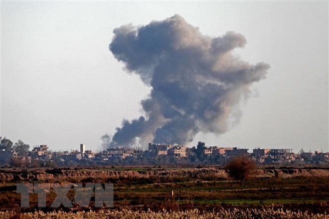 Khói bốc lên sau các cuộc không kích tại tỉnh Deir Ezzor, miền đông Syria ngày 15-12-2018. (Ảnh: AFP/TTXVN)