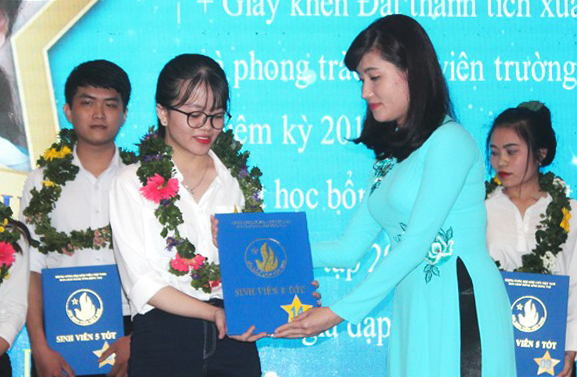 Phó bí thư Tỉnh đoàn, Chủ tịch Hội Sinh viên tỉnh Hồ Hồng Nguyên trao danh hiệu 