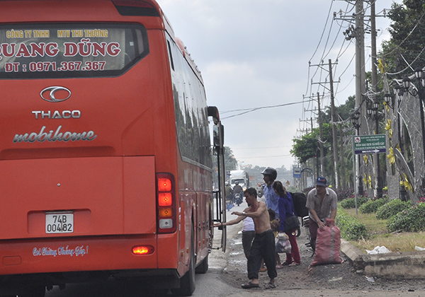 Vắng bóng lực lượng chức năng, xe khách có thể dừng ở bất cứ vị trí nào để đón khách. Trong ảnh: Xe khách đang đón khách đoạn qua phường Long Bình, TP.Biên Hòa.
