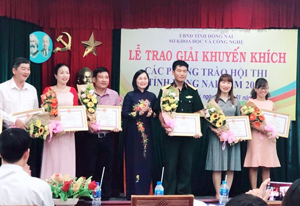 Bà Nguyễn Thị Hoàng, Giám đốc Sở Khoa học – công nghệ (giữa) trao giải khuyến khích cho các cá nhân đạt giải (ảnh: Thanh Thủy)