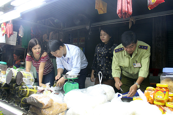Đoàn kiểm tra liên ngành của Ban chỉ đạo chống buôn lậu, gian lận thương mại và hàng giả tỉnh phối hợp với địa phương kiểm tra các gian hàng thực phẩm tại chợ Long Thọ (huyện Nhơn Trạch).