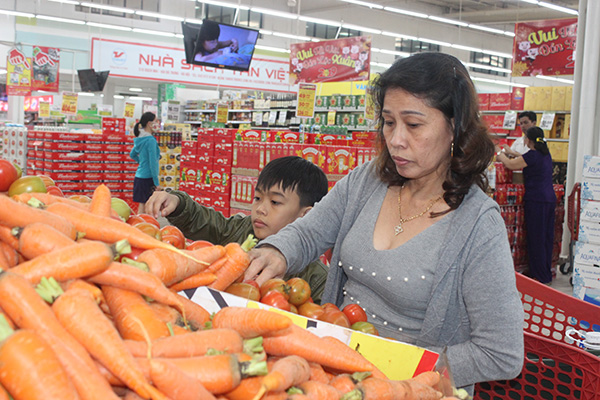 Nguồn hàng hóa đưa về BigC Đồng Nai cung ứng cho tết tăng 20%. Trong ảnh: Người dân mua hàng tại BigC Đồng Nai.