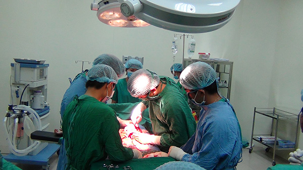 Các bác sĩ của Trung tâm y tế huyện Trảng Bom đang thực hiện kỹ thuật mổ bắt con cho sản phụ.