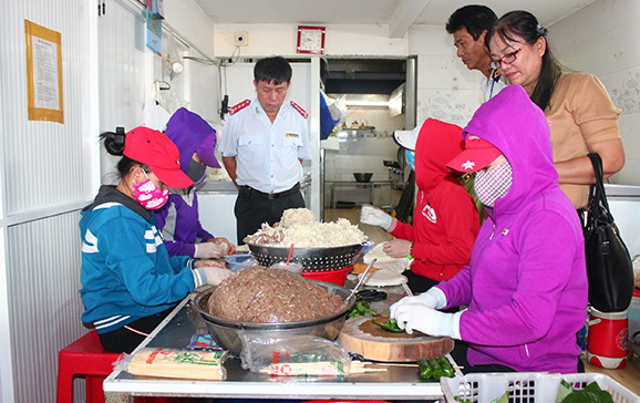 Đoàn kiểm tra liên ngành của tỉnh kiểm tra an toàn vệ sinh thực phẩm tại Cơ sở sản xuất giò chả Phượng Thắng (phường Thanh Bình, TP.Biên Hòa).