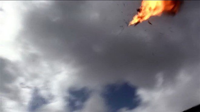 Máy bay không người lái của phiến quân Houthi phát nổ tại lễ diễu binh của binh sỹ Yemen ở căn cứ không quân al-Anad, tỉnh Lahj ngày 10-1-2019. (Nguồn: AFP/TTXVN)