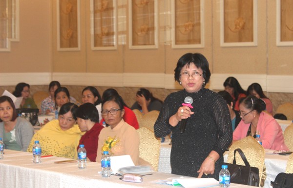 Đại diện Hội Liên hiệp phụ nữ cấp huyện chia sẻ kinh nghiệm tại tọa đàm 