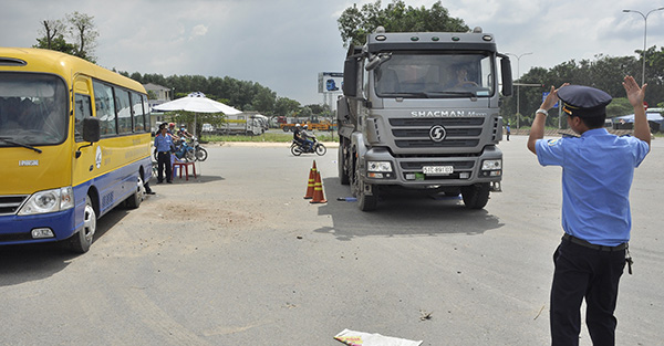 Lực lượng Thanh tra giao thông Sở Giao thông - vận tải kiểm tra, xử lý xe tải ben chở vật liệu xây dựng tại Trạm cân kiểm soát tải trọng lưu động (đặt tại xã Phước Tân, TP.Biên Hòa).