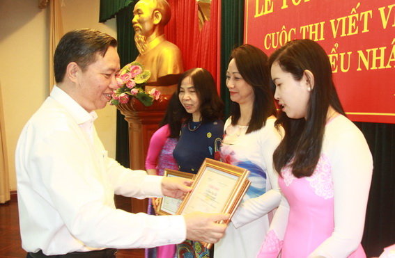 Phó Chủ tịch HĐND tỉnh Phạm Ngọc Tuấn trao giải cho các tác giả đoạt giải Ba.