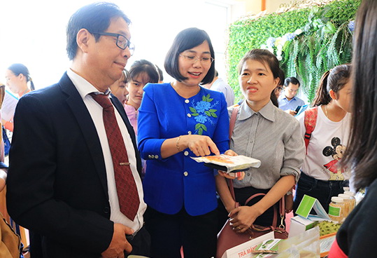 Đại biểu tham quan các gian hàng trong Ngày hội Hỗ trợ hệ sinh thái khởi nghiệp đổi mới sáng tạo tỉnh Đồng Nai năm 2018.
