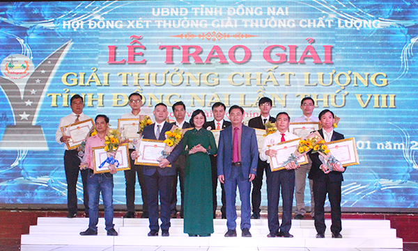 Đại diện lãnh đạo Bộ KHCN và lãnh đạo Sở KHCN trao giải thưởng Chất lượng tỉnh Đồng Nai năm 2018 cho các đơn vị, doanh nghiệp