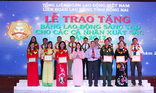 Chủ tịch Liên đoàn Lao động tỉnh Nguyễn Thị Như Ý và Phó chủ tịch UBND TP.Biên Hòa Phan Chí Cường trao bằng lao động sáng tạo cho các cá nhân.