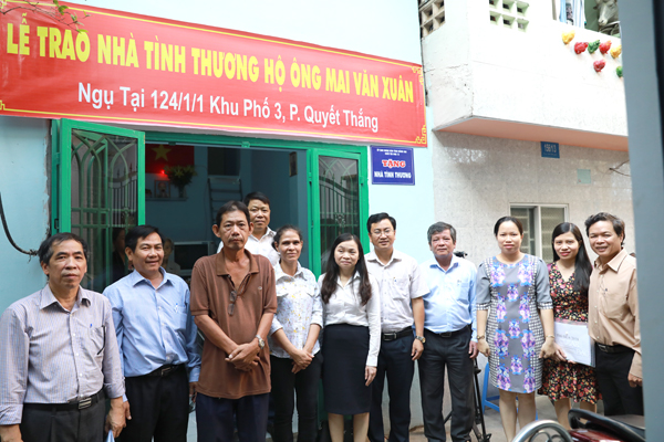 Đại diện các đơn vị thành viên Khối thi đua 13 trao nhà tình thương cho hộ ông Mai Văn Xuân (ngụ khu phố 3, phường Quyết Thắng, TP. Biên Hòa).