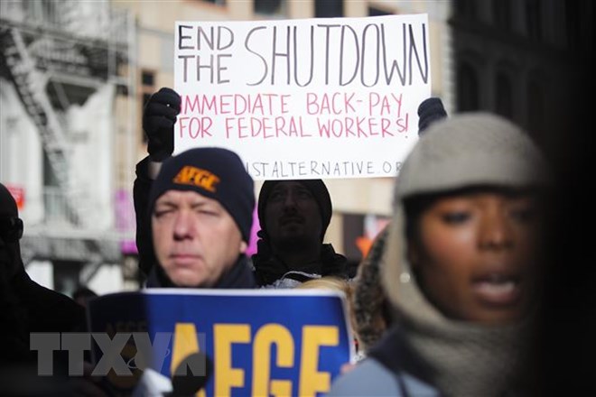 Người dân tuần hành phản đối tình trạng Chính phủ đóng cửa một phần tại New York, Mỹ, ngày 15-1-2019. (Ảnh: THX/TTXVN)