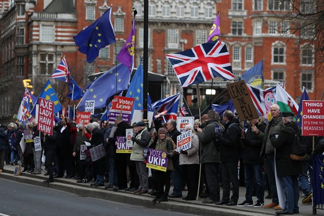 Người dân tuần hành ủng hộ và phản đối Brexit bên ngoài tòa nhà Quốc hội Anh. (Ảnh: AFP/TTXVN)