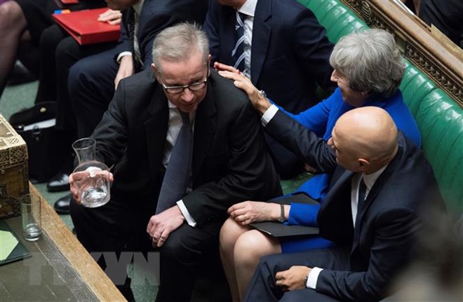 Thủ tướng Anh Theresa May (thứ 2, phải) cùng các thành viên Chính phủ tại phiên bỏ phiếu tín nhiệm của Hạ viện ở London ngày 16-1-2019. (Ảnh: AFP/TTXVN)