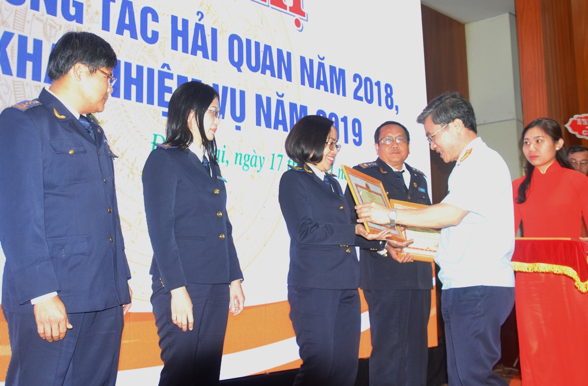 Lãnh đạo Tổng cục Hải quan trao Bằng khen của Bộ Tài chính cho các tập thể và cá nhân của Cục Hải quan Đồng Nai có thành tích tốt trong năm 2018