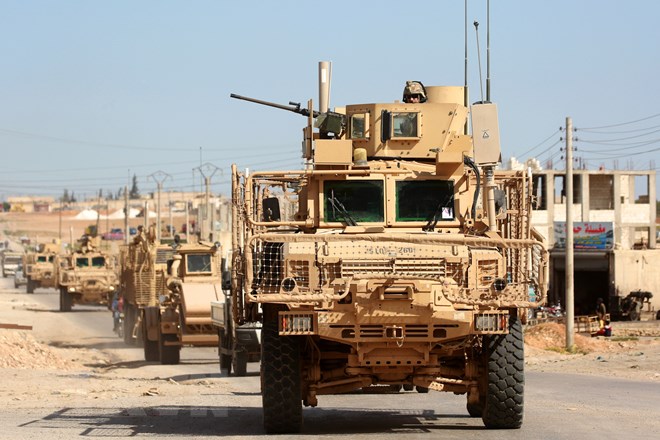Ảnh tư liệu: Đoàn xe của liên quân chống tổ chức khủng bố Nhà nước Hồi giáo (IS) tự xưng do Mỹ dẫn đầu tại thành phố Manbij, Syria ngày 3-4-2018. (Nguồn: AFP/TTXVN)