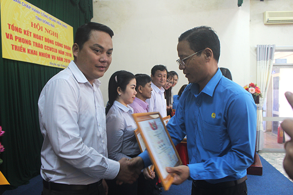 Chủ tịch Công đoàn Viên chức tỉnh Phạm Văn Chiến tặng bằng khen của Liên đoàn Lao động tỉnh cho đoàn viên Công đoàn cơ sở Báo Đồng Nai.