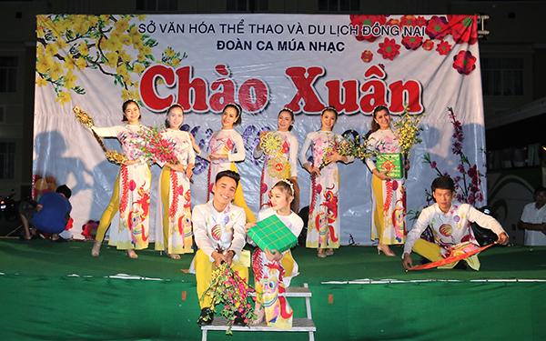 Tiết mục Hát múa liên khúc xuân nằm trong chương trình nghệ thuật tết do ca sĩ, diễn viên Đoàn Ca múa nhạc Đồng Nai biểu diễn phục vụ nhân dân xã Thạnh Phú (huyện Vĩnh Cửu) tối 9-1-2019.