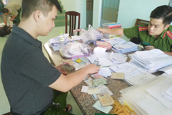 Hàng ngàn giấy tờ, tài liệu liên quan đến hoạt động của nhóm đối tượng cho vay tiền ở phường Trảng Dài (TP.Biên Hòa) bị lực lượng công an thu giữ ngày 17-1.
