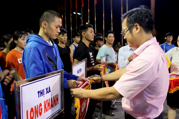Phó giám đốc Sở Văn hóa, thể thao và du lịch Nguyễn Xuân Thanh tặng cờ lưu niệm cho các đơn vị tham dự giải