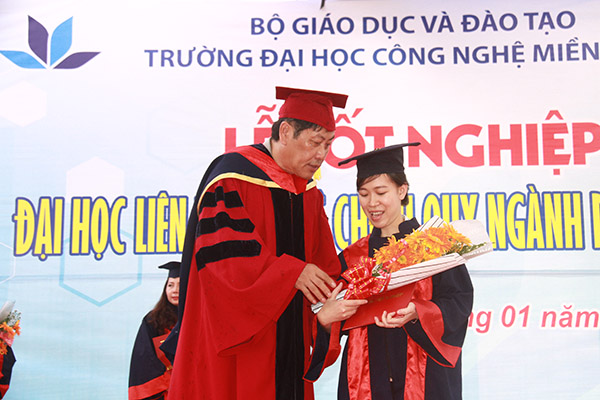 GS.TS.NGND. Trương Giang Long, Hiệu trưởng Trường đại học công nghệ miền Đông trao bằng tốt nghiệp cho các tân dược sĩ đại học