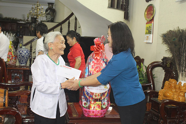 Phó chủ tịch UBND tỉnh Nguyễn Hòa Hiệp trao tặng quà tết cho Mẹ Việt Nam anh hùng Đỗ Thị Phòng