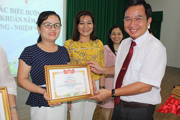 Phó giám đốc Sở Y tế Lê Quang Trung tặng giấy khen cho các cá nhân đạt thành tích xuất sắc trong công tác Hội năm 2018