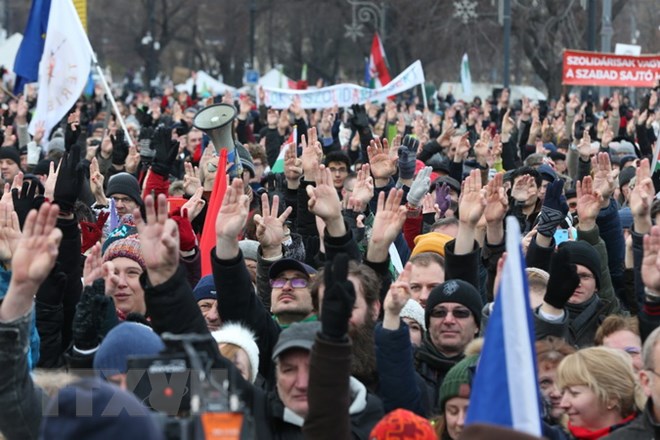 Biểu tình phản đối luật lao động sửa đổi tại Budapest của Hungary, ngày 19-1. (Ảnh: AFP/TTXVN)