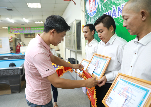  Ban tổ chức trao giải cho các tay cơ giành thứ hạng cao nội dung carom 1 băng.