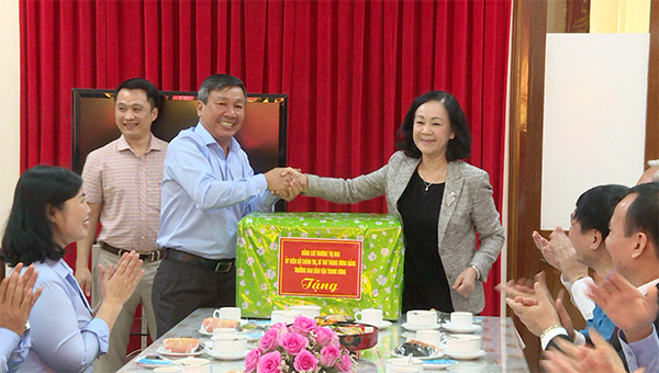 Đồng chí Trương Thị Mai tặng quà cho Trưởng Ban dân vận Tỉnh ủy Hồ Thanh Sơn