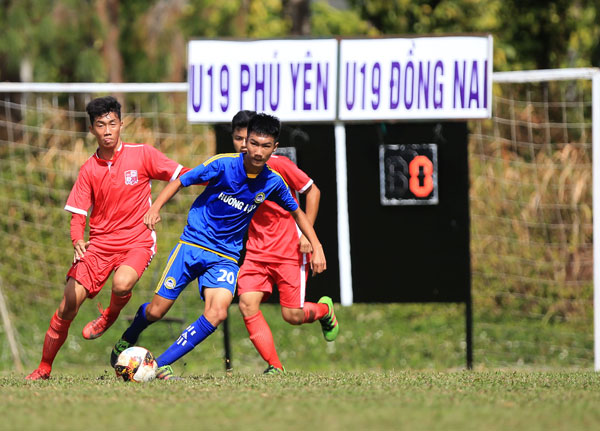 Đồng Nai (áo đỏ) để thua 0-1 trước Phú Yên