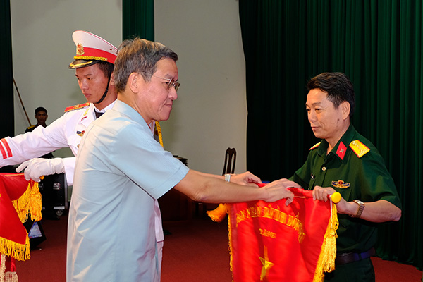 Phó bí thư Tỉnh ủy, Chủ tịch UBND tỉnh Đinh Quốc Thái trao cờ thi đua của UBND tỉnh cho 4 tập thể có thành tích xuất sắc trong phong trào thi đua quyết thắng 2018