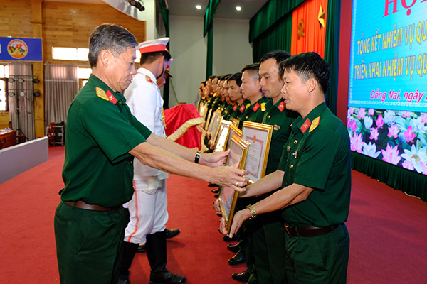 Đại tá Trần Ngọc Khải, Ủy viên Ban Thường vụ Tỉnh ủy, Chỉ huy trưởng Bộ Chỉ huy quân sự tỉnh trao bằng khen của UBND tỉnh cho các tập thể, cá nhân có thành tích xuất sắc trong phong trào thi đua quyết thắng, quân sự quốc phòng năm 2018.