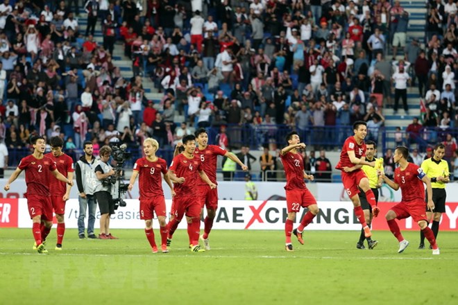 Niềm vui chiến thắng của các tuyển thủ Việt Nam trong trận đấu gặp tuyển Jordan tại Dubai, Các tiểu vương quốc Arab thống nhất ngày 20-1 vừa qua. (Ảnh: AFP/TTXVN)