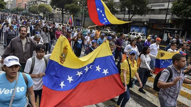 Hàng trăm nghìn người biểu tình trên các đường phố ở thủ đô Caracas ngày 23-1. (Nguồn: AFP)