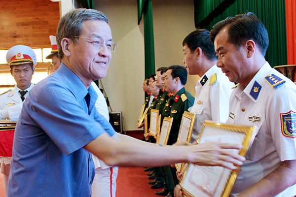 Phó Bí thư Tỉnh ủy, Chủ tịch UBND tỉnh Đinh Quốc Thái tặng bằng khen cho các tập thể và cá nhân có thành tích xuất sắc trong công tác đóng quân canh phòng năm 2018. 