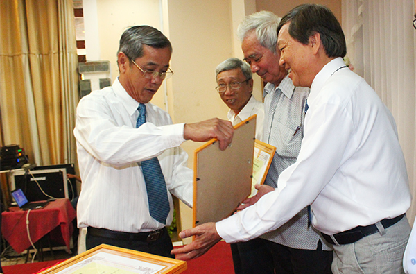 Chủ tịch Liên hiệp các Hội Khoa học – kỹ thuật tỉnh Vy Văn Vũ tặng giấy khen cho các tập thể