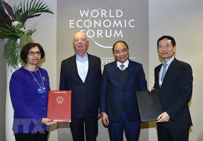 Thủ tướng Nguyễn Xuân Phúc cùng Chủ tịch điều hành và sáng lập WEF Klaus Schwab chứng kiến Lễ ký thỏa thuận hợp tác về xây dựng Trung tâm Cách mạng công nghiệp 4.0. (Ảnh: Thống Nhất/TTXVN)