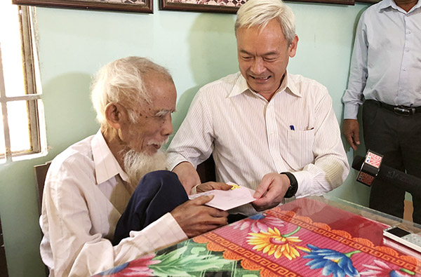 Đồng chí Nguyễn Phú Cường thăm và tặng quà tết Già làng Năm Nổi