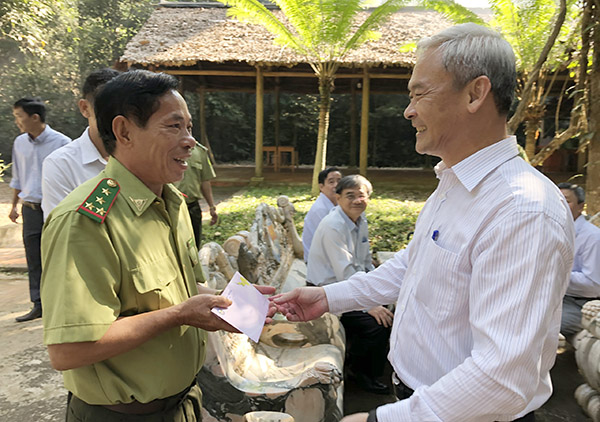 Đồng chí Nguyễn Phú Cường tặng quà lực lượng kiểm lâm bảo vệ rừng tại Khu bảo tồn thiên nhiên văn hóa Đồng Nai.
