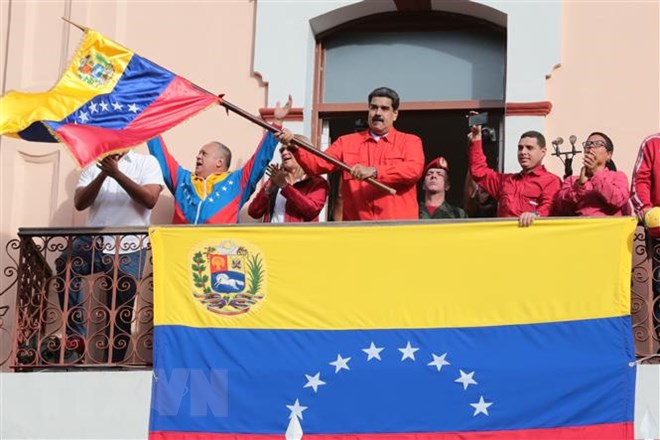 Tổng thống Venezuela Nicolas Maduro (giữa) phát biểu trong cuộc míttinh ủng hộ Chính phủ của ông tại Caracas, Venezuela, ngày 23-1-2019. (Ảnh: THX/TTXVN)