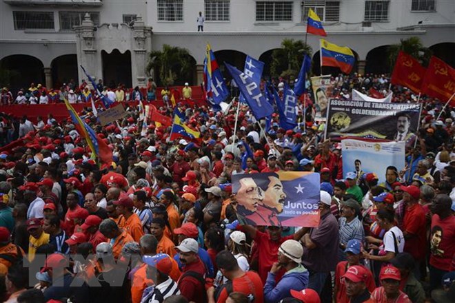 Những người ủng hộ Chính phủ của Tổng thống Venezuela Nicolas Maduro tuần hành tại thủ đô Caracas ngày 23-1-2019. (Ảnh: AFP/TTXVN)