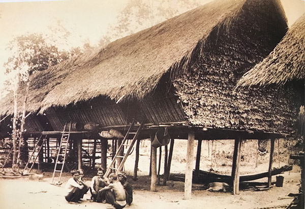 Hình ảnh về sinh hoạt của người dân tộc thiểu số ở Đồng Nai trong sách ảnh Văn hóa các dân tộc thiểu số Đồng Nai