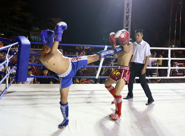 Các VĐV thi đấu nội dung kickboxing trong đêm khai mạc
