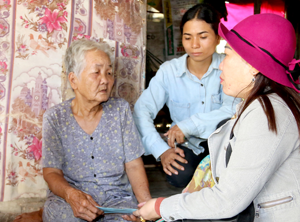 Bà Nguyễn Thị Vẹn (80 tuổi, hoàn cảnh neo đơn ở xã Tà Lài, huyện Tân Phú) được nhận quà tết