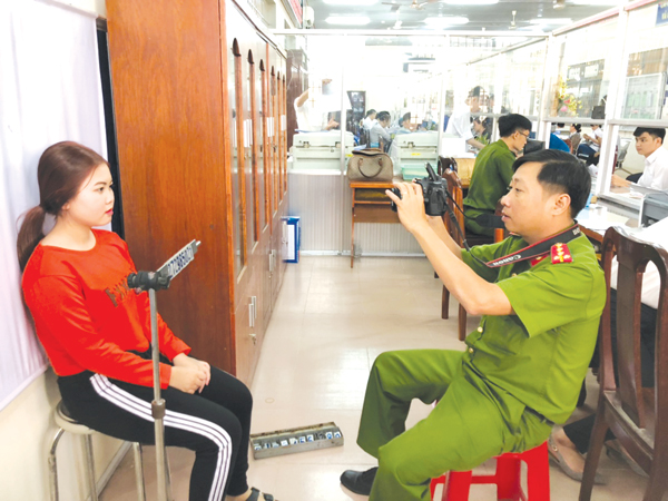 Công an huyện Long Thành làm chứng minh thư cho nhân dân tại Bộ phận tiếp nhận và trả kết quả một cửa UBND huyện.