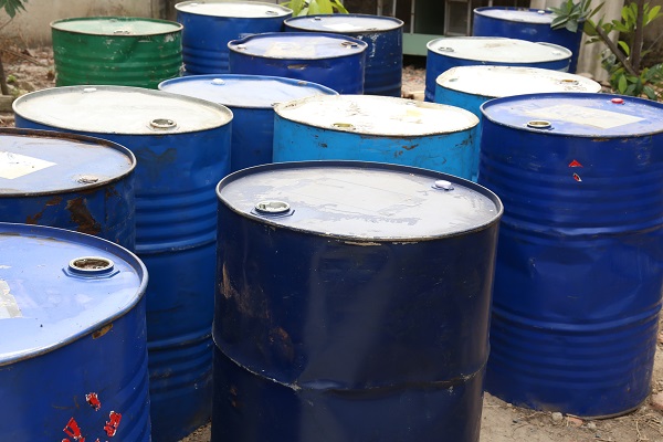 39 thùng phuy loại 200 lít đựng mỡ động vật đã qua sử dụng cất giấu phía sau nhà Nguyễn Đức Lộc