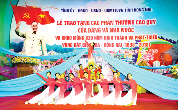 Văn nghệ chào mừng tại lễ trao tặng các phần thưởng cao quý của Đảng và Nhà nước và chào mừng 320 năm Biên Hòa - Đồng Nai