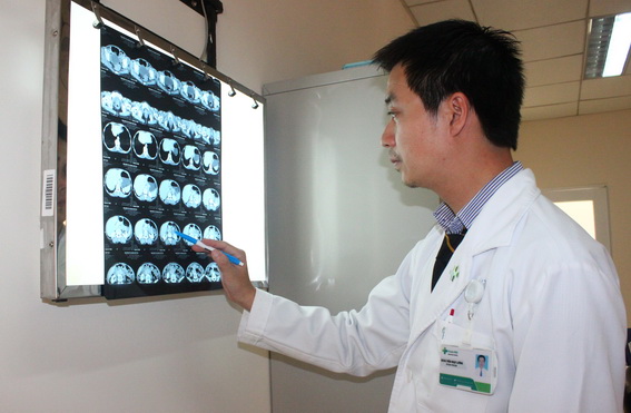 Bác sĩ Trần Ngọc Lưỡng đọc phim chụp CT về u ruột non của bệnh nhân H.